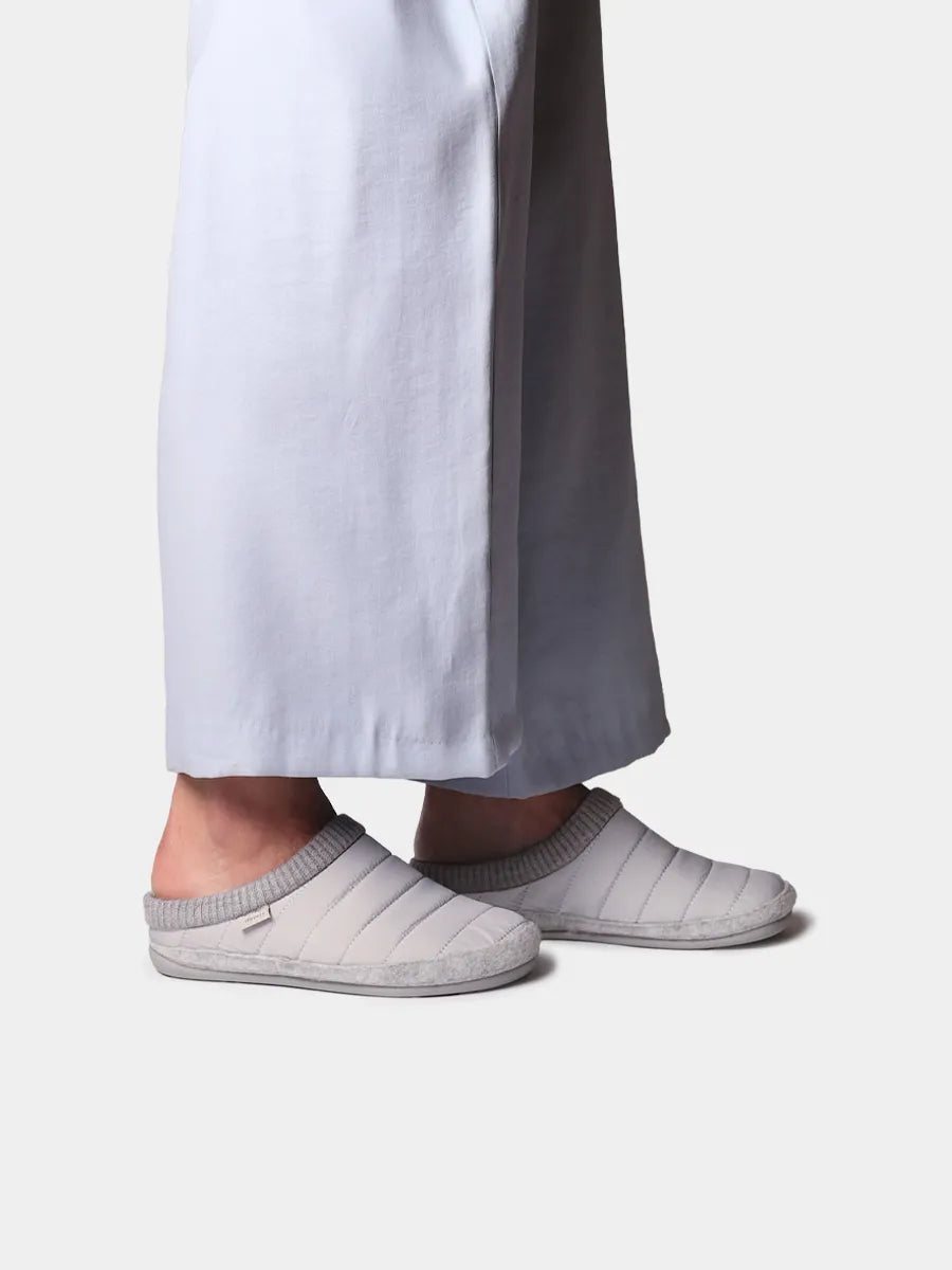 Gepolsterte Damenpantoffeln im Clog-Stil mit Keilabsatz
