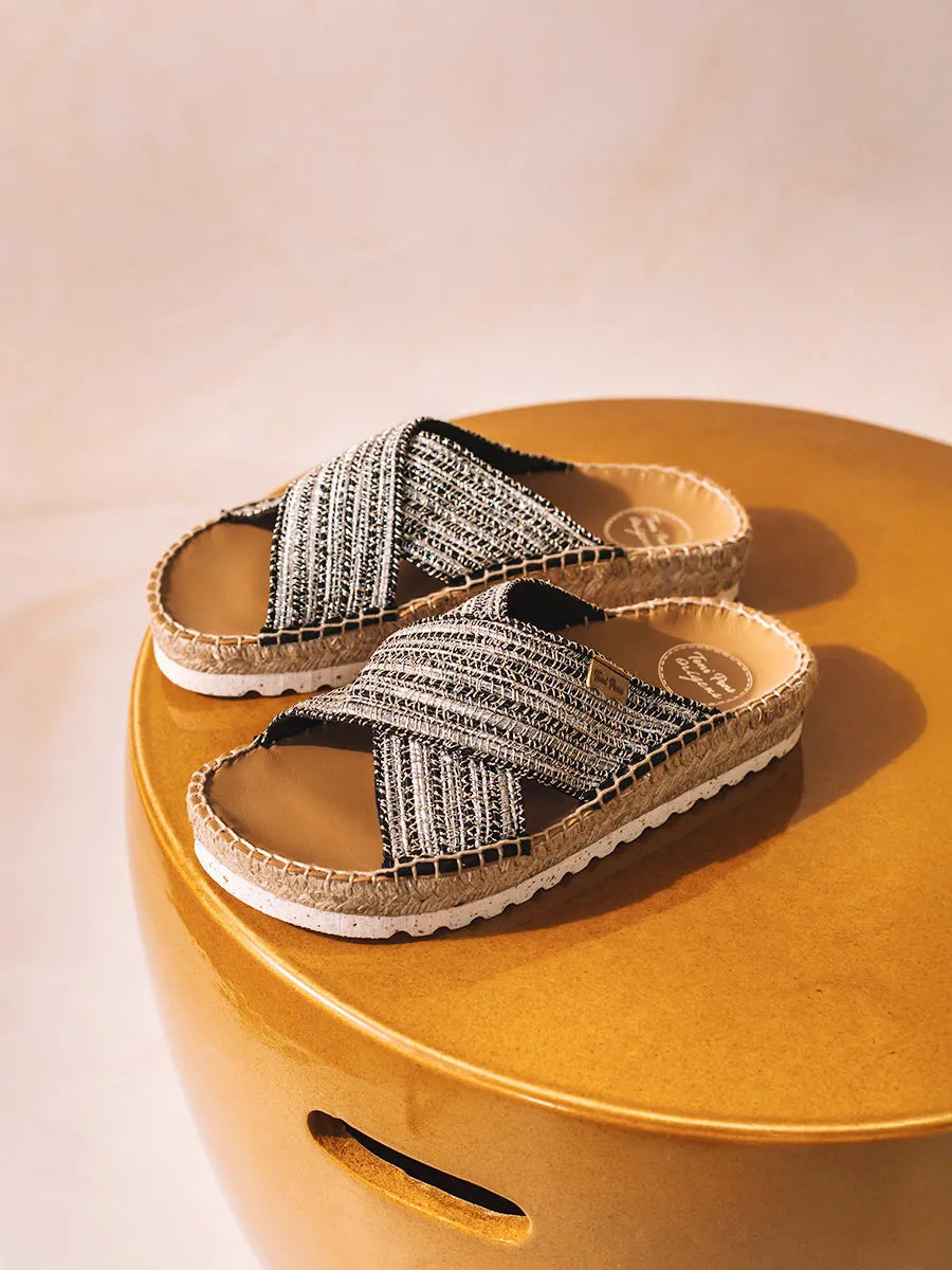 alpargatas mujer - Sandalia plana con tiras cruzadas en acabado brillante | BALI-CL  - Toni Pons