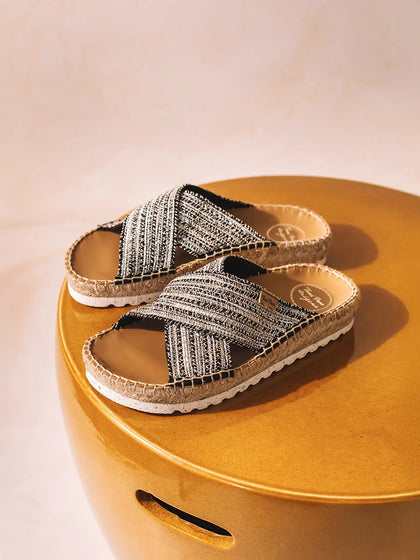 alpargatas mujer - Sandalia plana con tiras cruzadas en acabado brillante | BALI-CL - Toni Pons