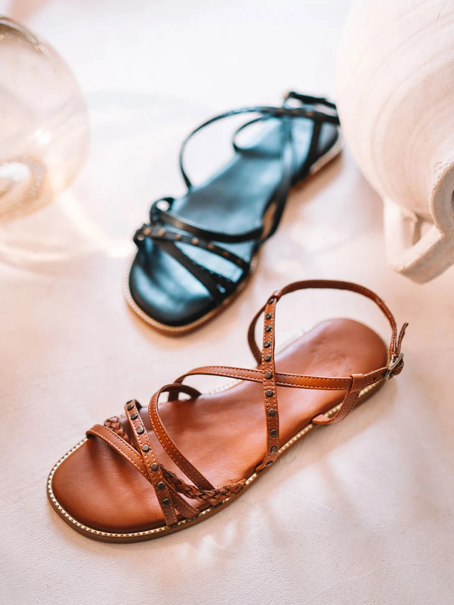 - Sandalias planas de mujer en piel con tachuelas | BERGEN - Toni Pons