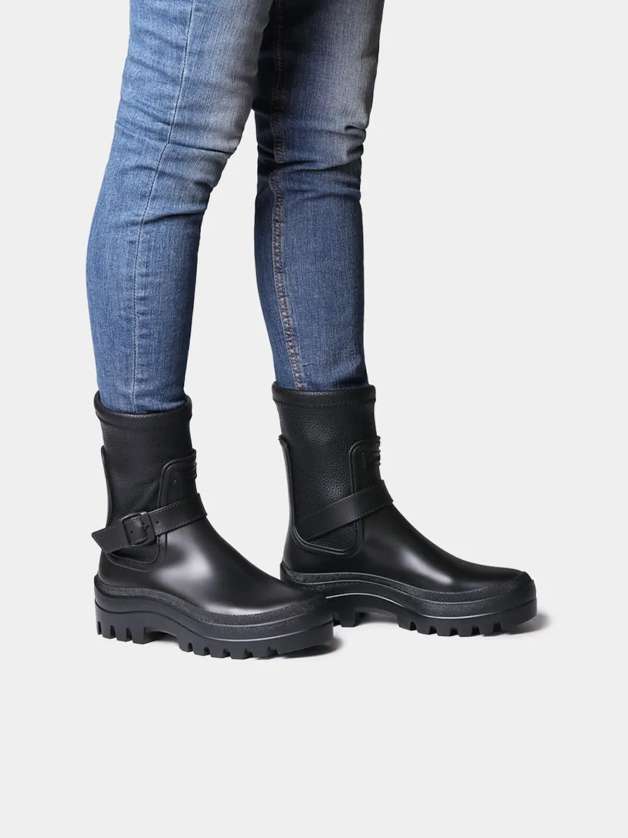 Women's rain boots in glossy rubber
