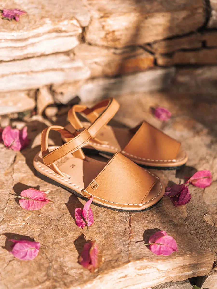 menorquinas infantiles - Abarca infantil en piel con cierre de velcro | COVA-SA  - Toni Pons