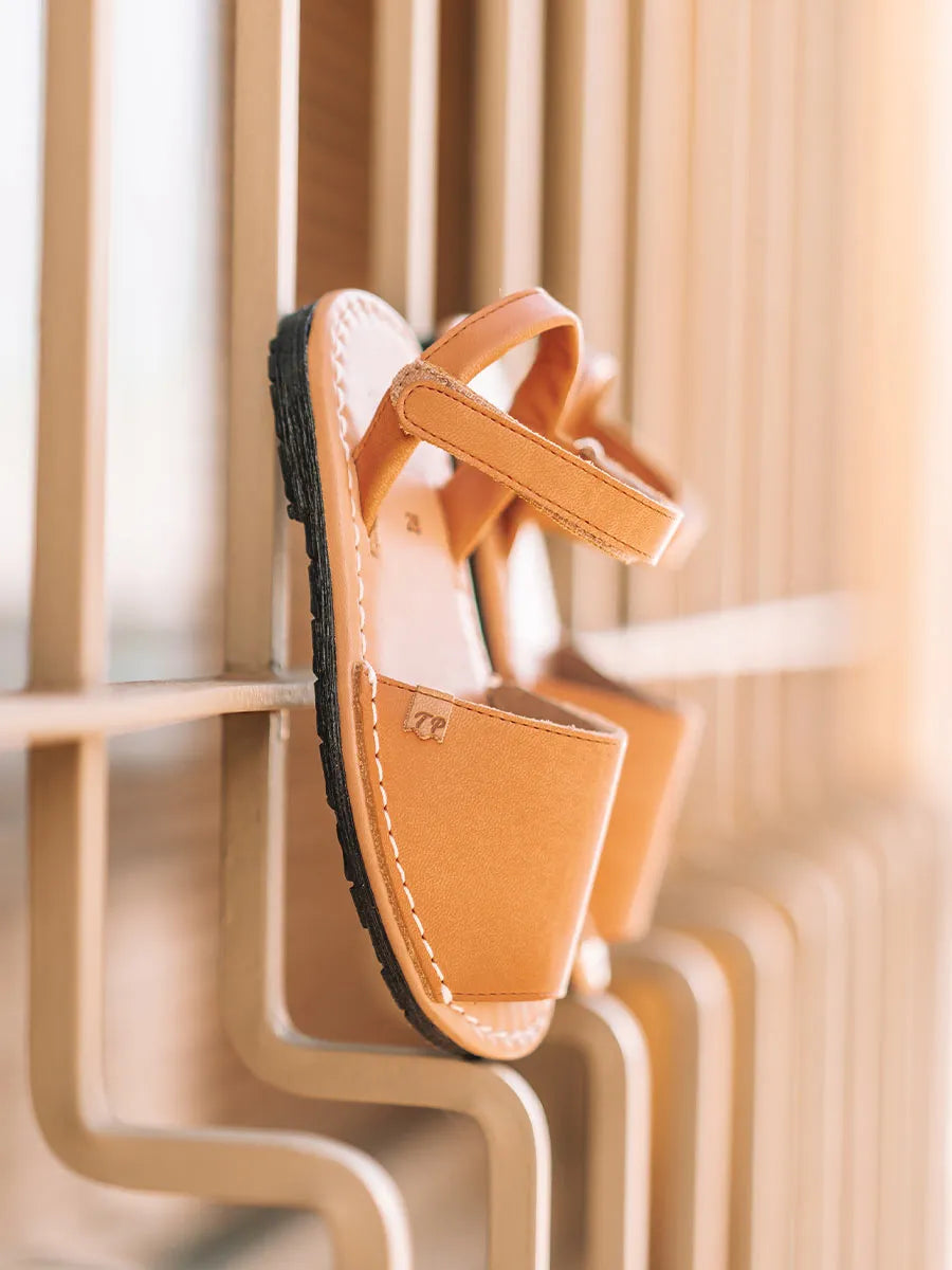 menorquinas infantiles - Abarca infantil en piel con cierre de velcro | COVA-SA  - Toni Pons