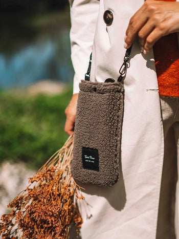 Complementos - Bolso para el móvil en material tipo borrego | GABIN - Toni Pons