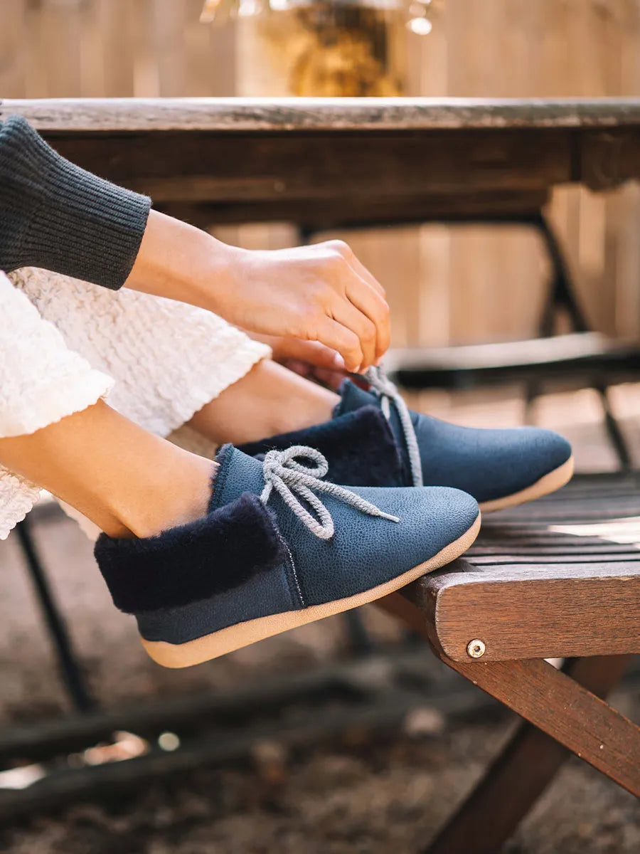Slipper abotinada de dona amb cordons en blau marí