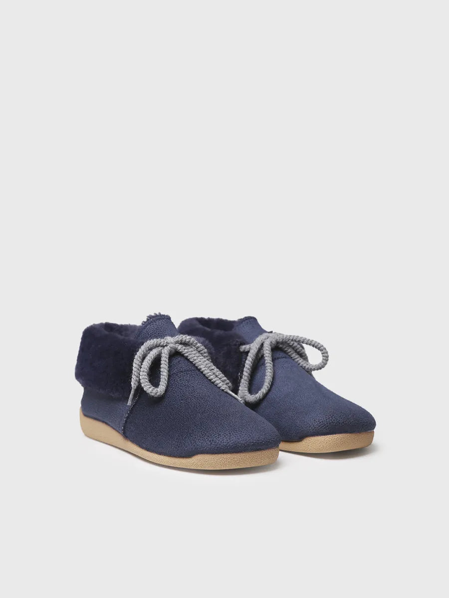 Slipper abotinada de dona amb cordons en blau marí