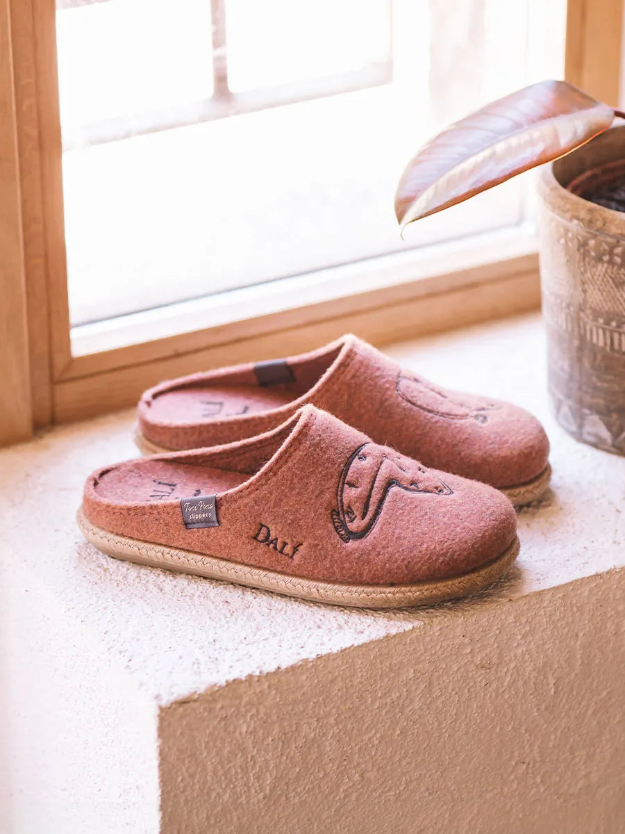 zapatillas mujer - Zapatillas de casa de mujer inspiradas en la obra de Salvador Dalí | MEMORIA  - Toni Pons