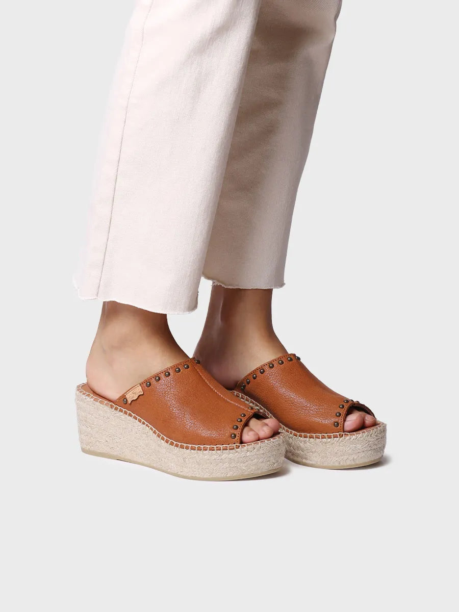 zapatillas mujer - Alpargata destalonada de mujer en piel con cuña y tachuelas | MODENA - Toni Pons