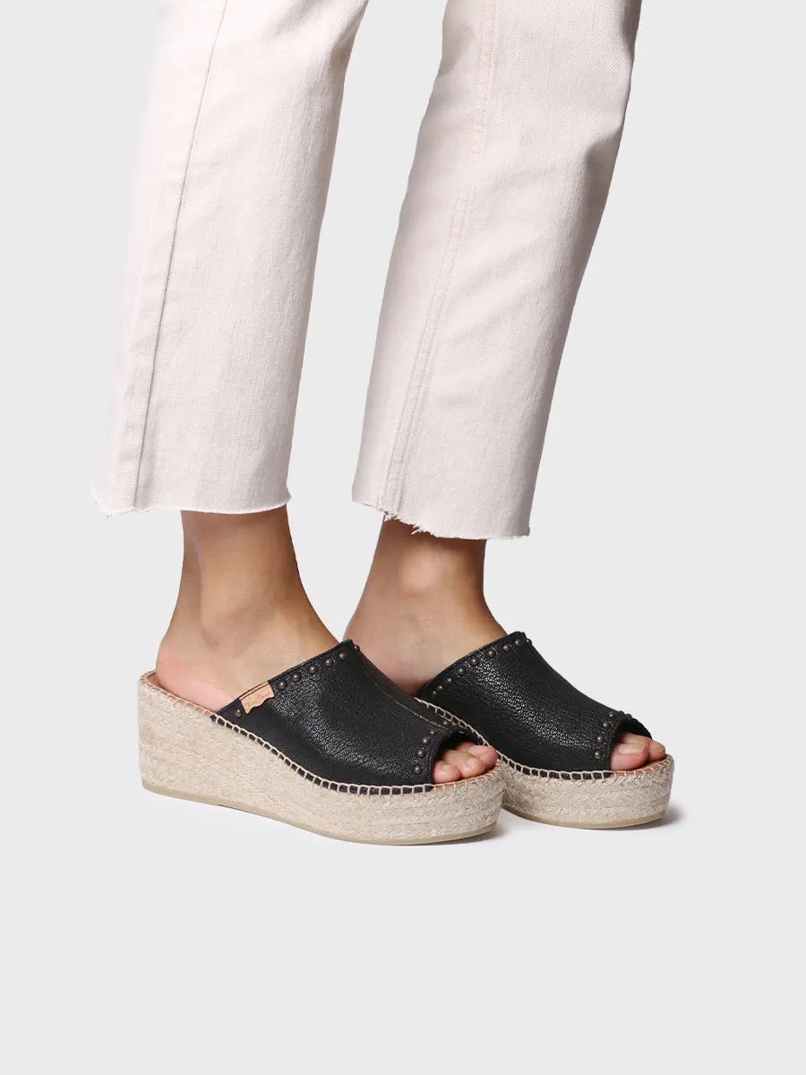 zapatillas mujer - Alpargata destalonada de mujer en piel con cuña y tachuelas | MODENA - Toni Pons