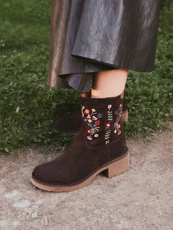 Women's suede ankle boot with embroidered flowers | MONELLS