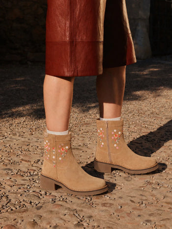 Stiefelette aus Veloursleder mit Blumenstickerei für Damen | MONELLS