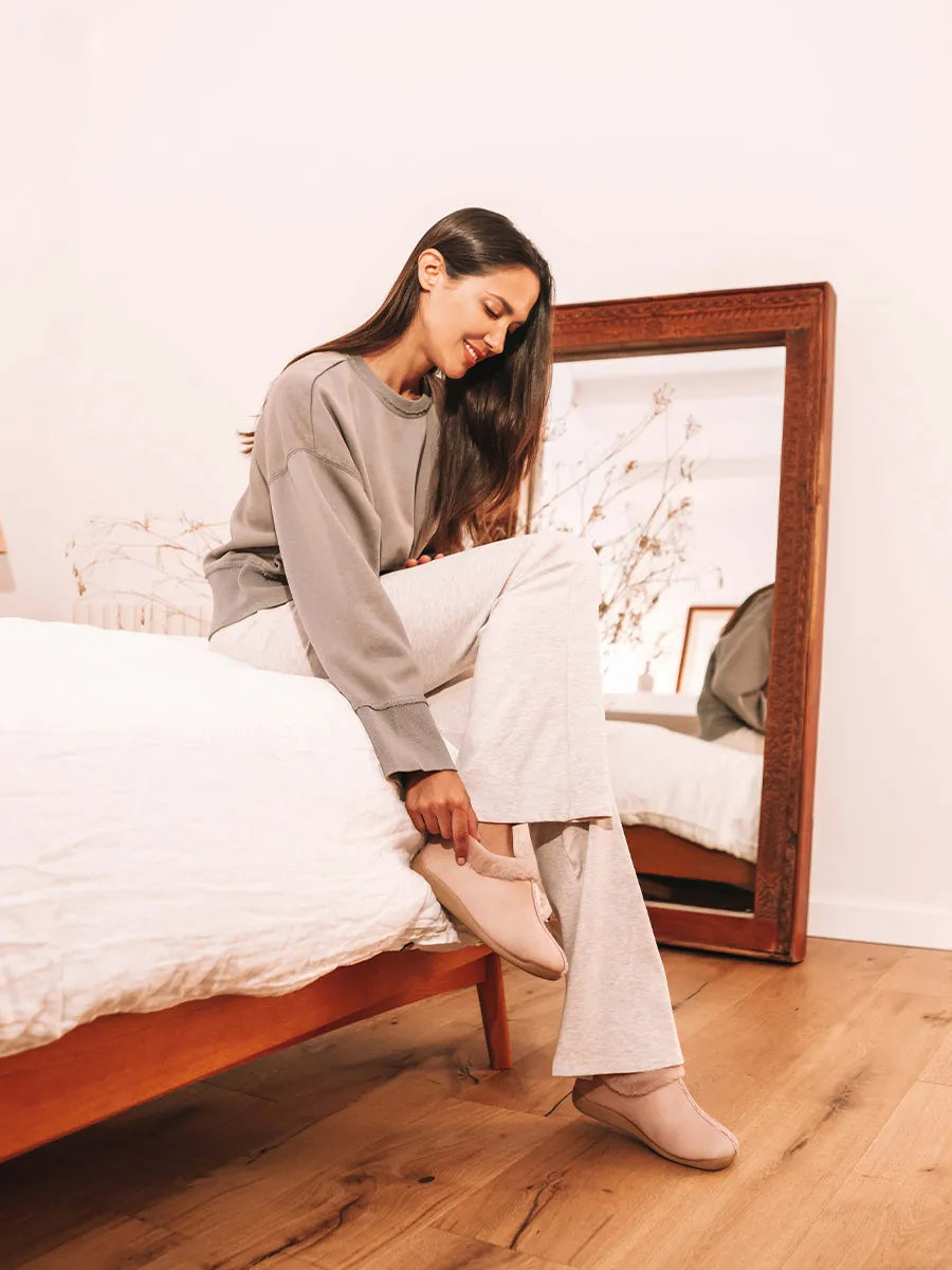Sabatilla de casa abotinada per a dona en blau marí