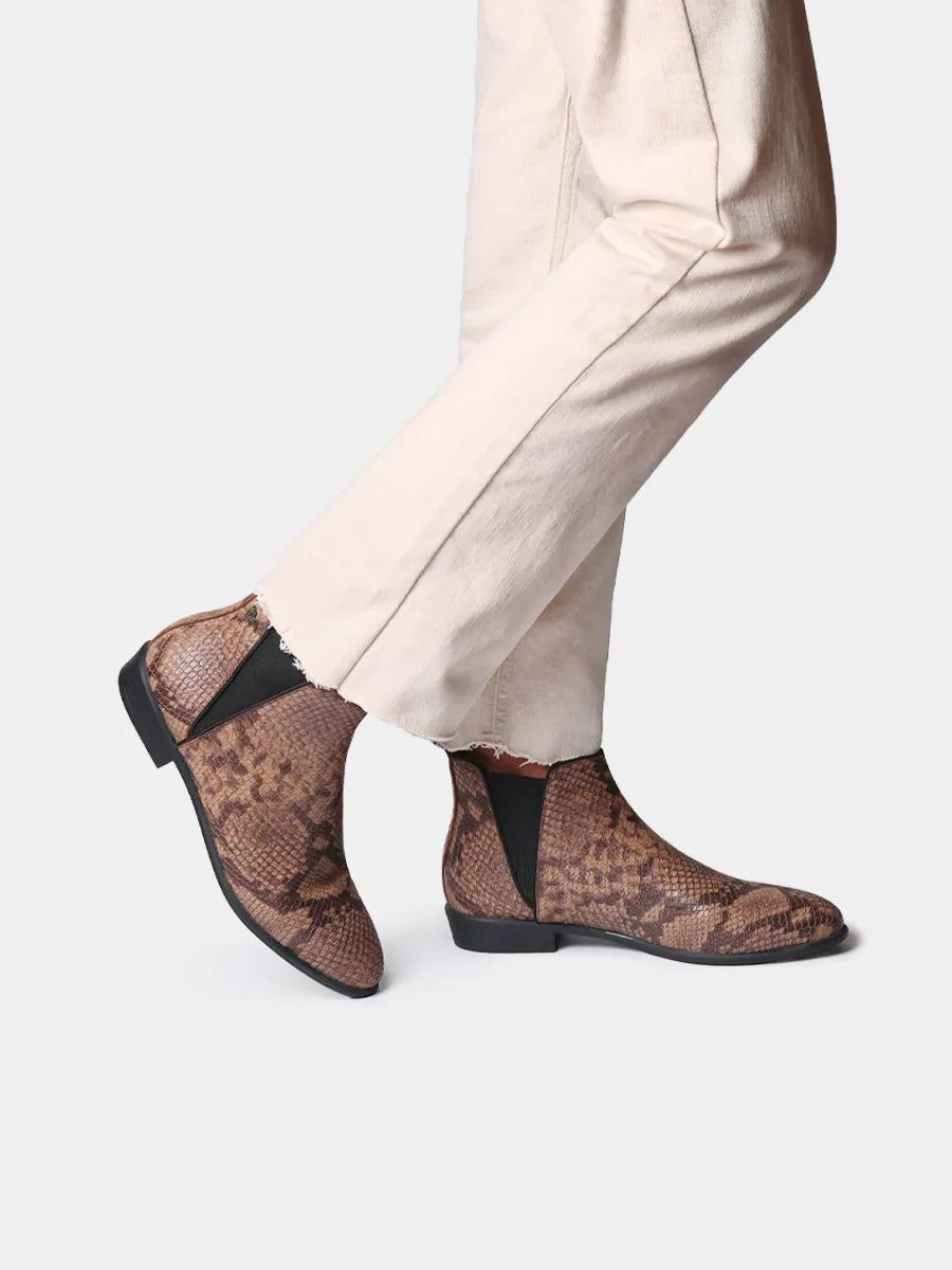 Women’s ballerinas in glossy-effect leather