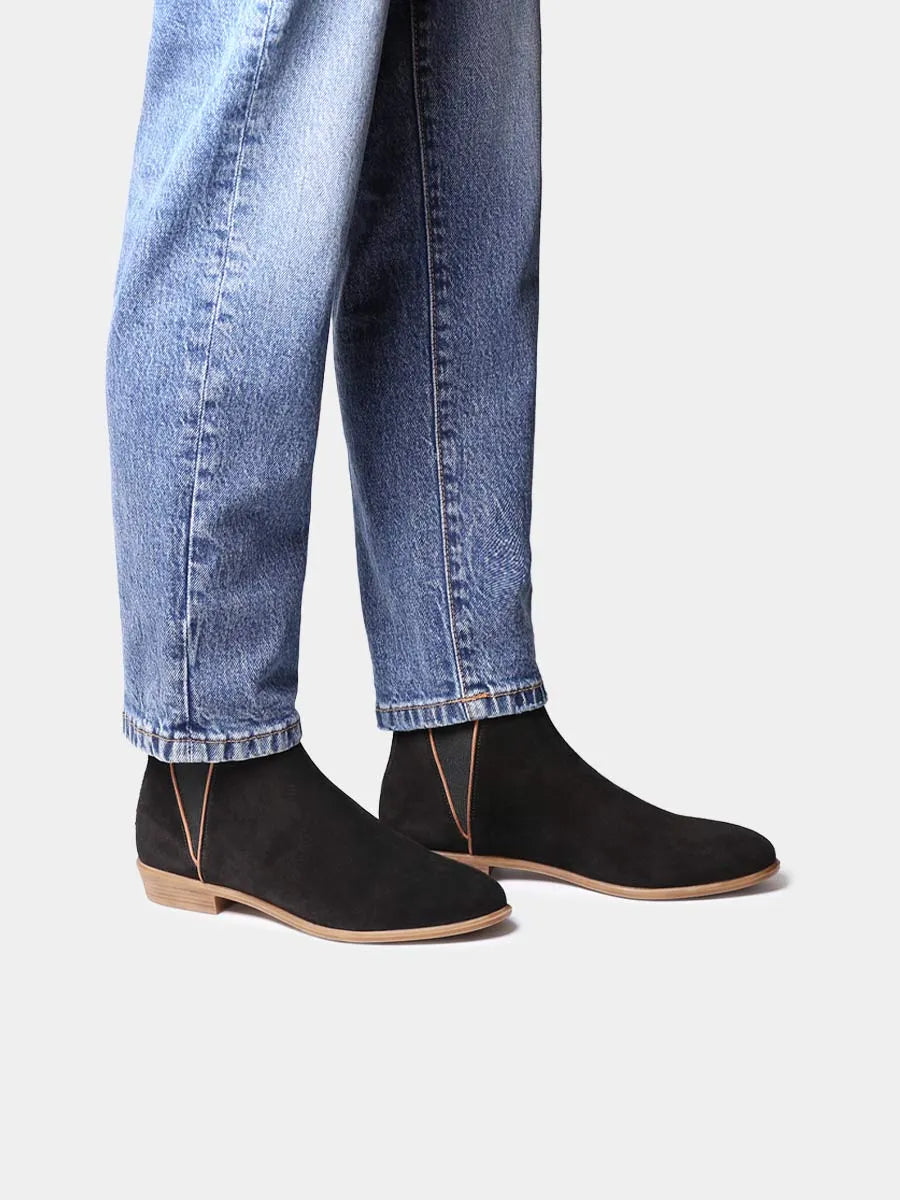 Women’s ankle boot in split leather with embroidered flowers