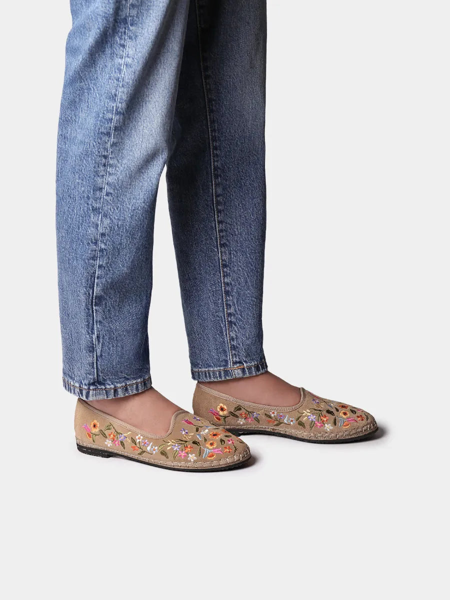 Zapatos mujer - Bailarina de mujer en serraje con flores bordadas | PERALADA - Toni Pons