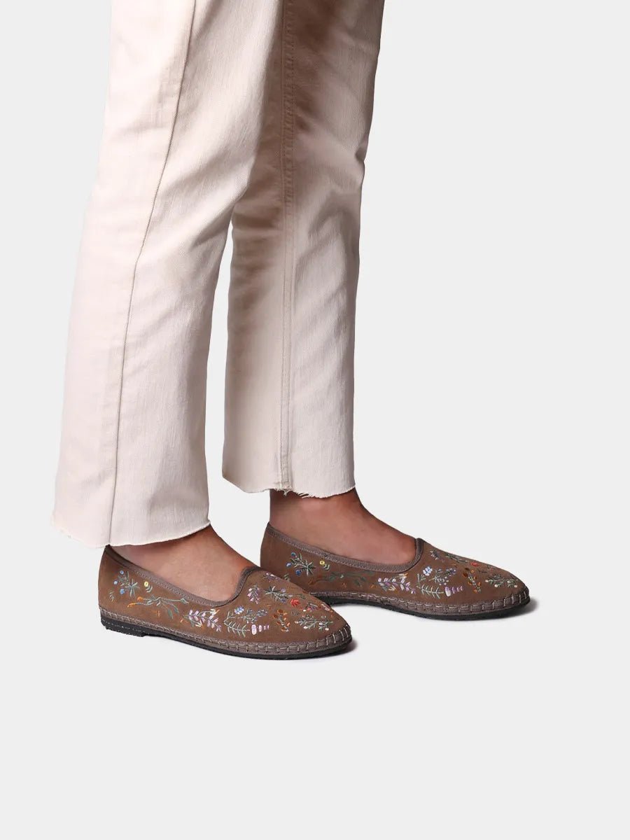 Zapatos mujer - Bailarina de mujer en serraje con flores bordadas | PERALADA - Toni Pons