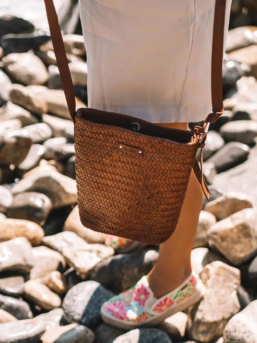Complementos - Bolso bombonera en cuero trenzado con tira ajustable | SALLY - Toni Pons