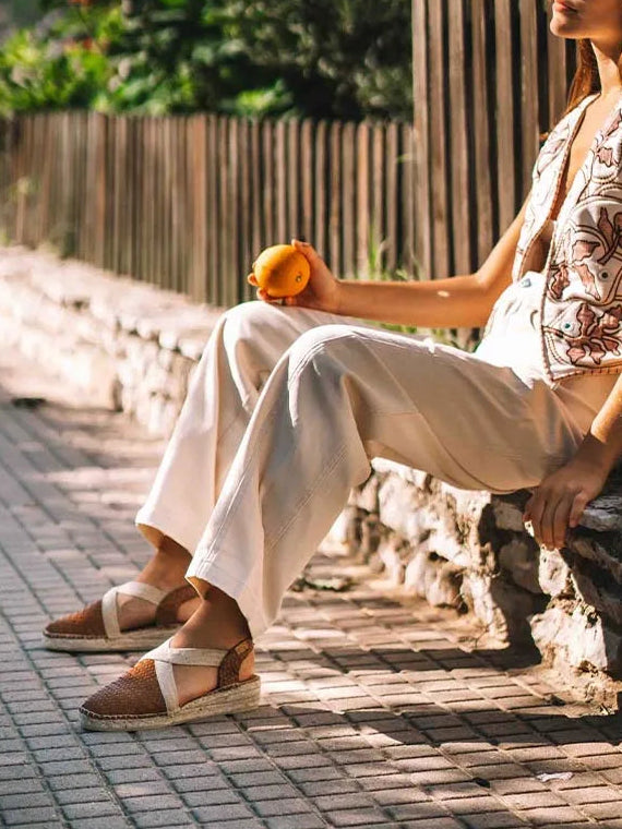alpargatas mujer - Alpargata cerrada de mujer en piel trenzada con cuña | SIRACUSA - Toni Pons