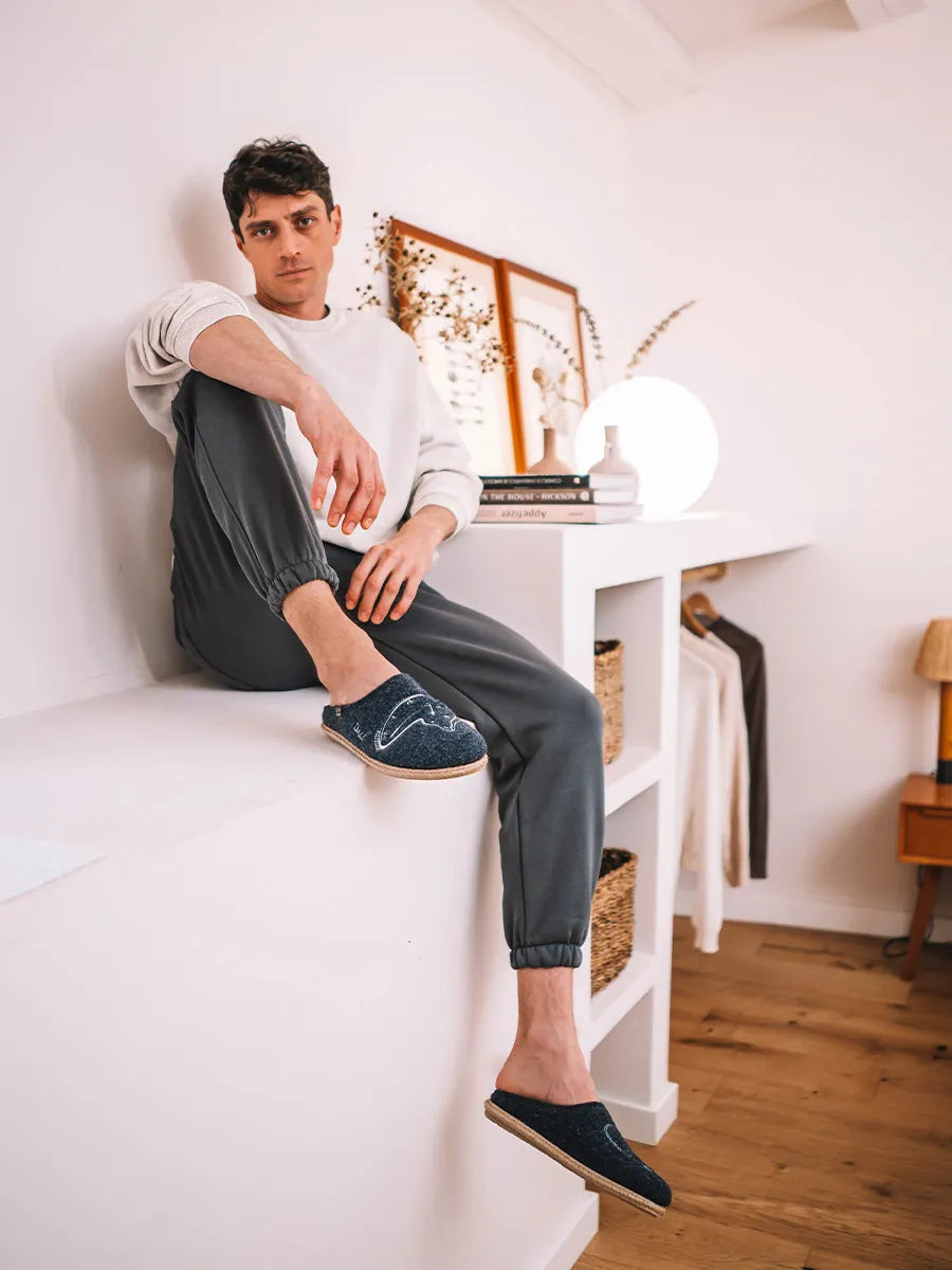 zapatillas de casa hombre - Zapatillas de casa de hombre inspiradas en la obra de Salvador Dalí en azul marino | SOMNI  - Toni Pons