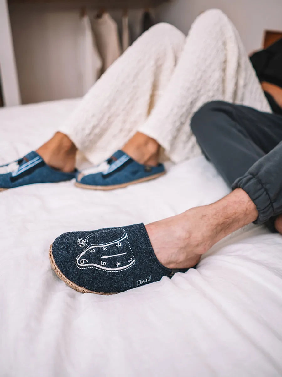 zapatillas de casa hombre - Zapatillas de casa de hombre inspiradas en la obra de Salvador Dalí en azul marino | SOMNI  - Toni Pons