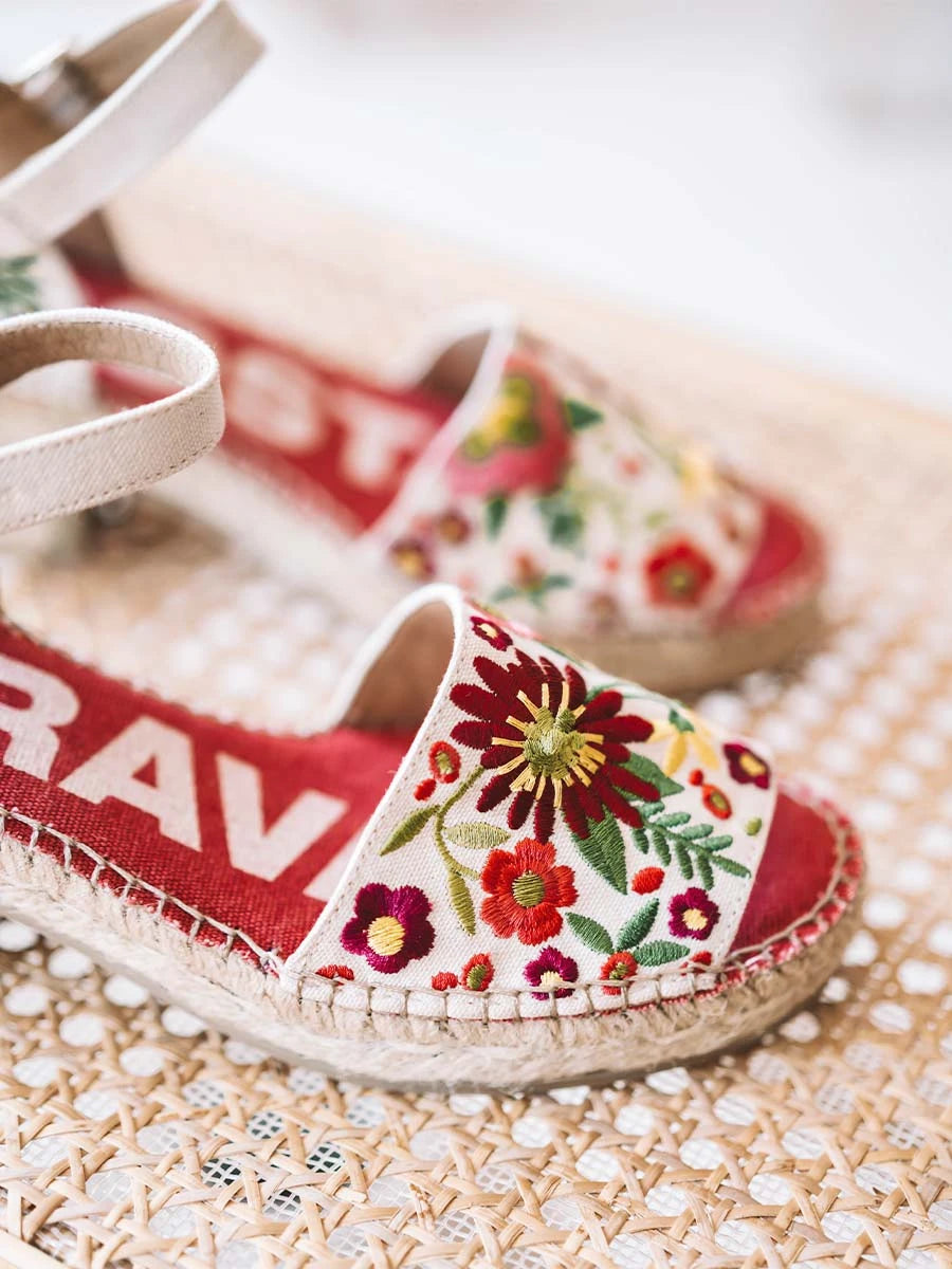 - Alpargata de mujer con tacón bajo y bordado floral | TAMARIU - Toni Pons