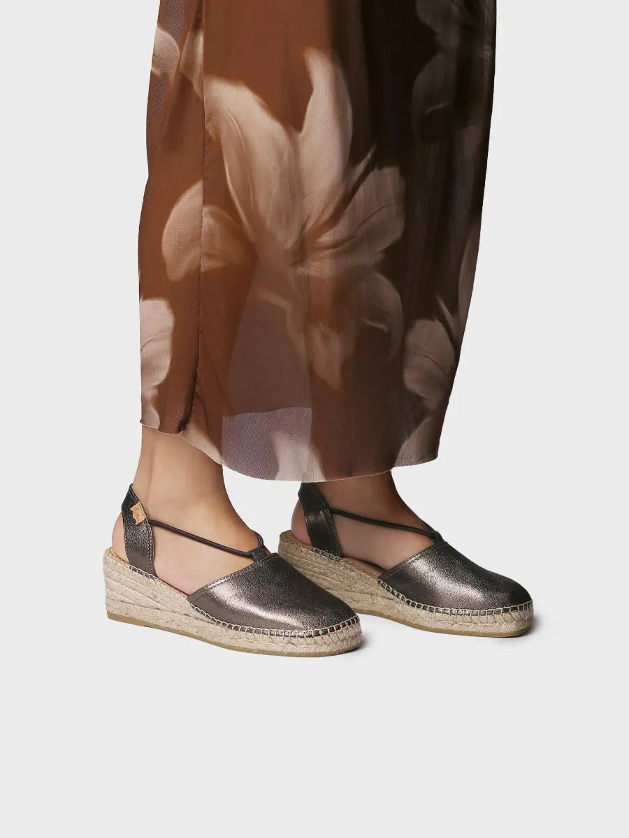 - Alpargata de mujer de cuña en piel con elásticos | TANA - Toni Pons