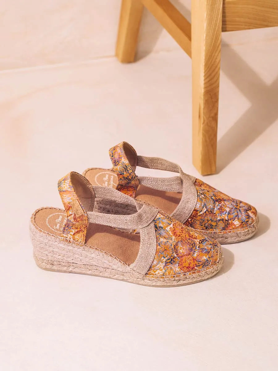 alpargatas mujer - Alpargata de mujer en piel estampada con cuña y elásticos | TELVA-LL  - Toni Pons