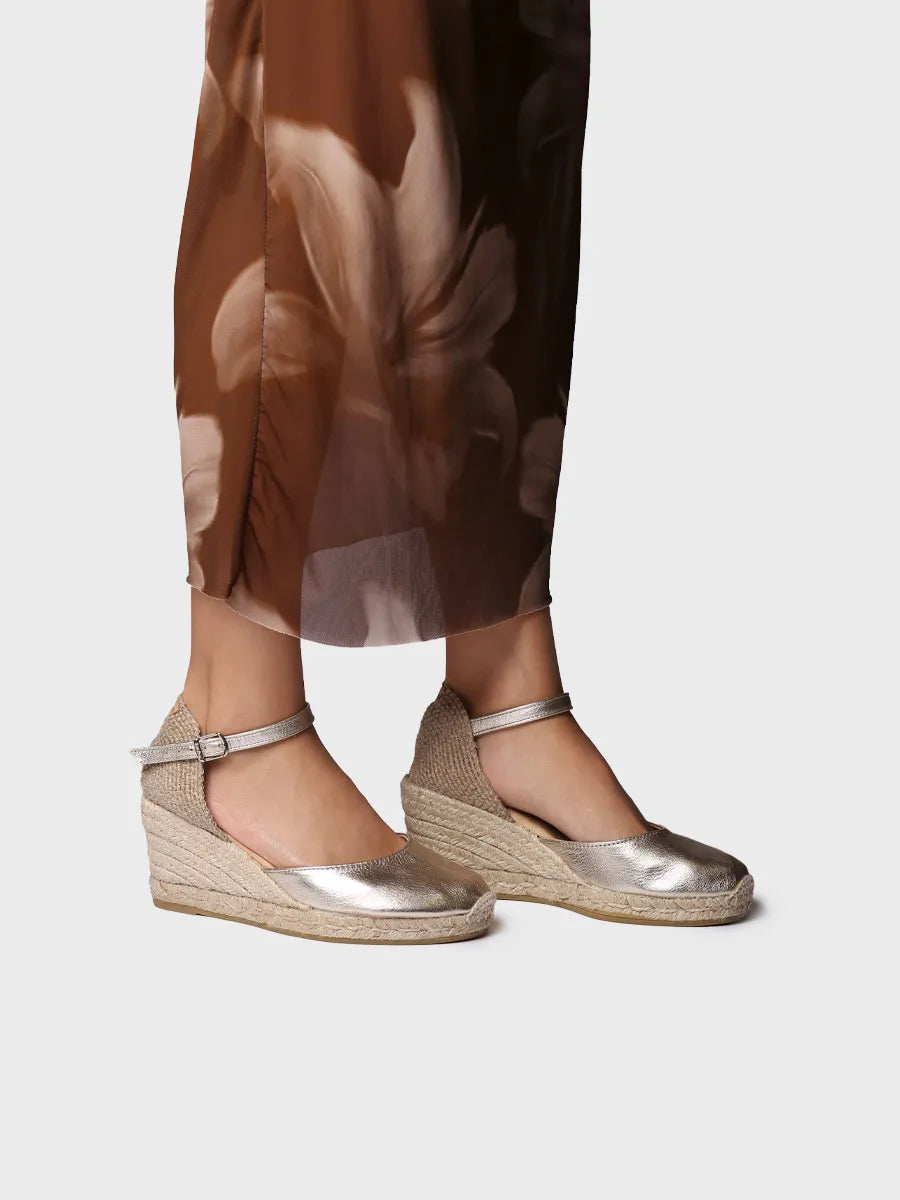 - Alpargata de mujer de cuña en piel con pulsera | TIANA - Toni Pons