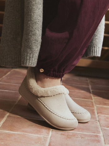 Zapatilla cerrada con un toque de altura para mujer | ALP