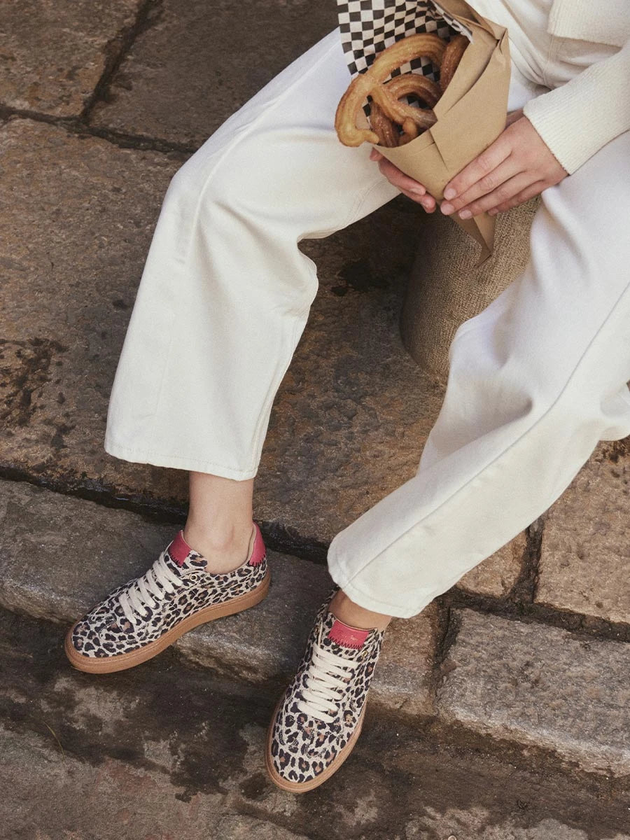 Sabatilla esportiva de pell en animal print per a dona | AUREA
