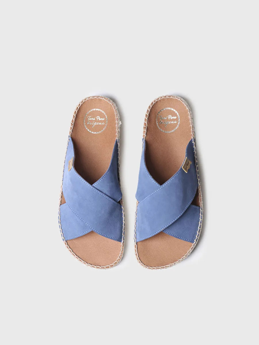 Flat sandal with crossed straps