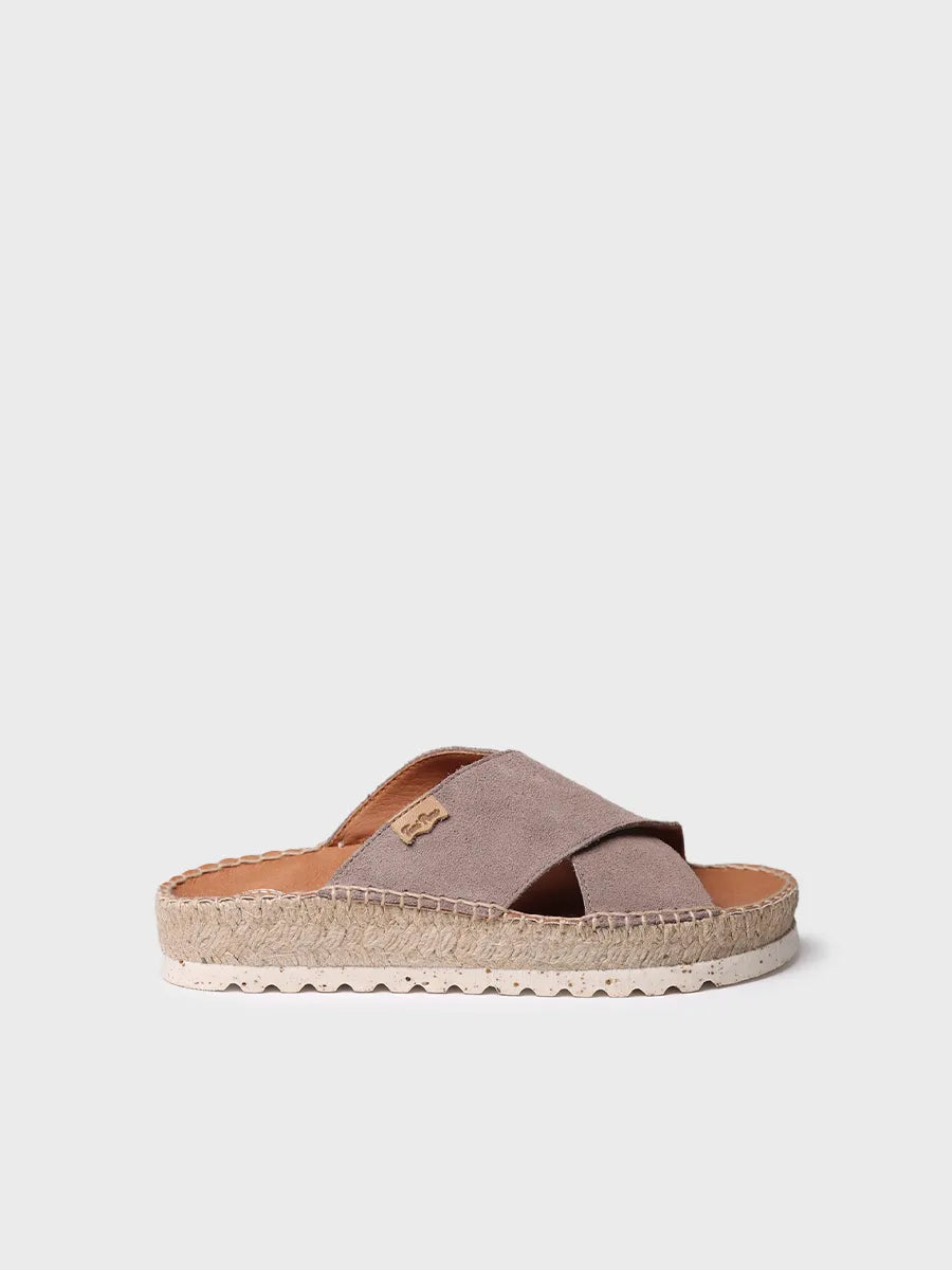 Flat sandal with crossed straps