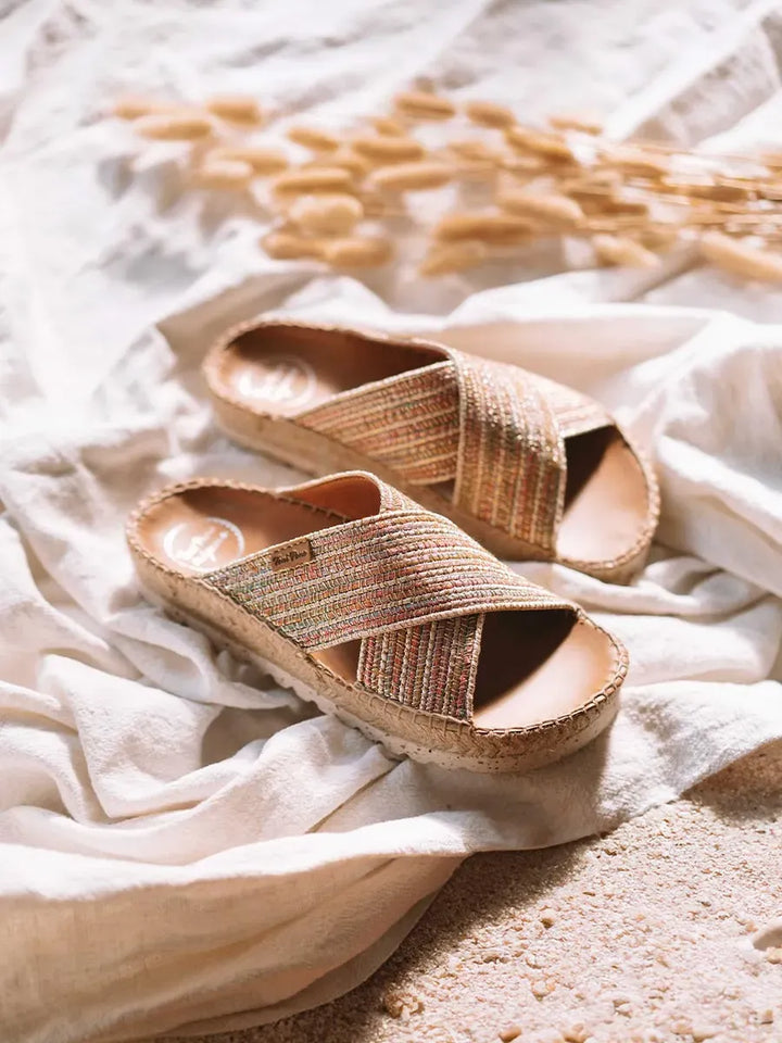 alpargatas mujer - Sandalia plana con tiras cruzadas en acabado brillante | BALI-CL  - Toni Pons  