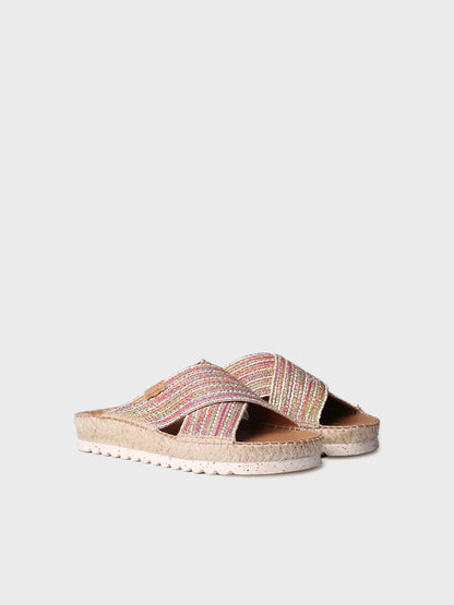 Flat sandal with crossed straps