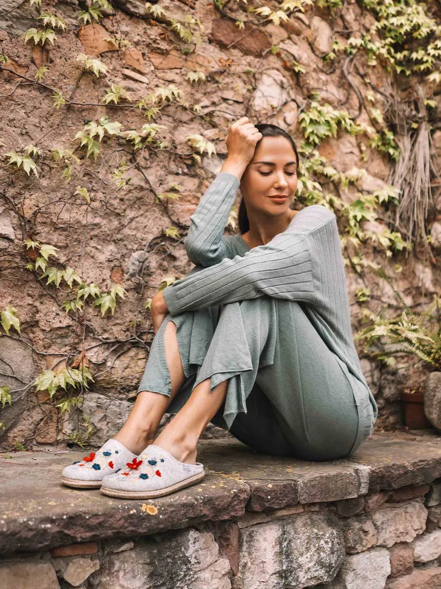 Chaussons pour femmes en feutre avec fleurs 