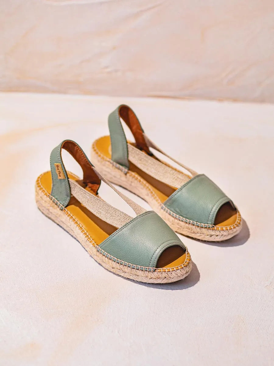 Flat leather sandal with elastics