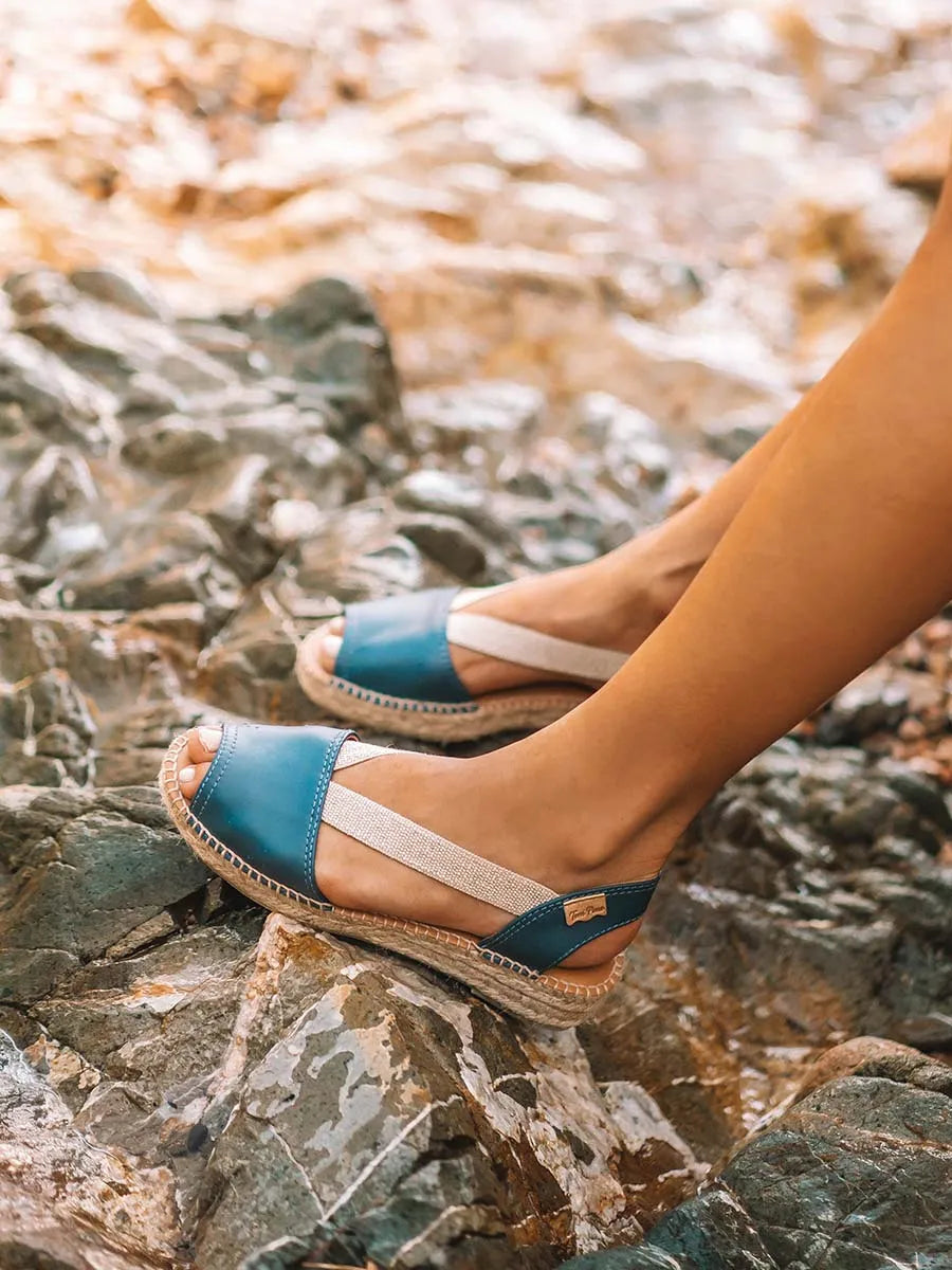 Alpargatas mujer - Sandalia de piel plana con elásticos  - Toni Pons  