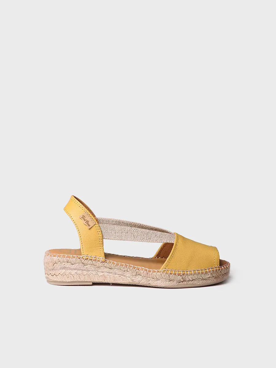 Flat leather sandal with elastics