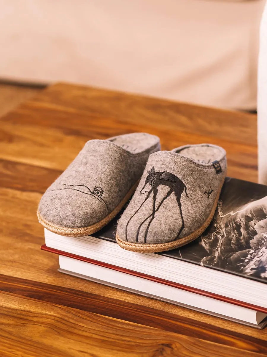 zapatillas de casa hombre - Zapatillas de casa para hombre inspiradas en la obra de Salvador Dalí | FORTALESA  - Toni Pons  