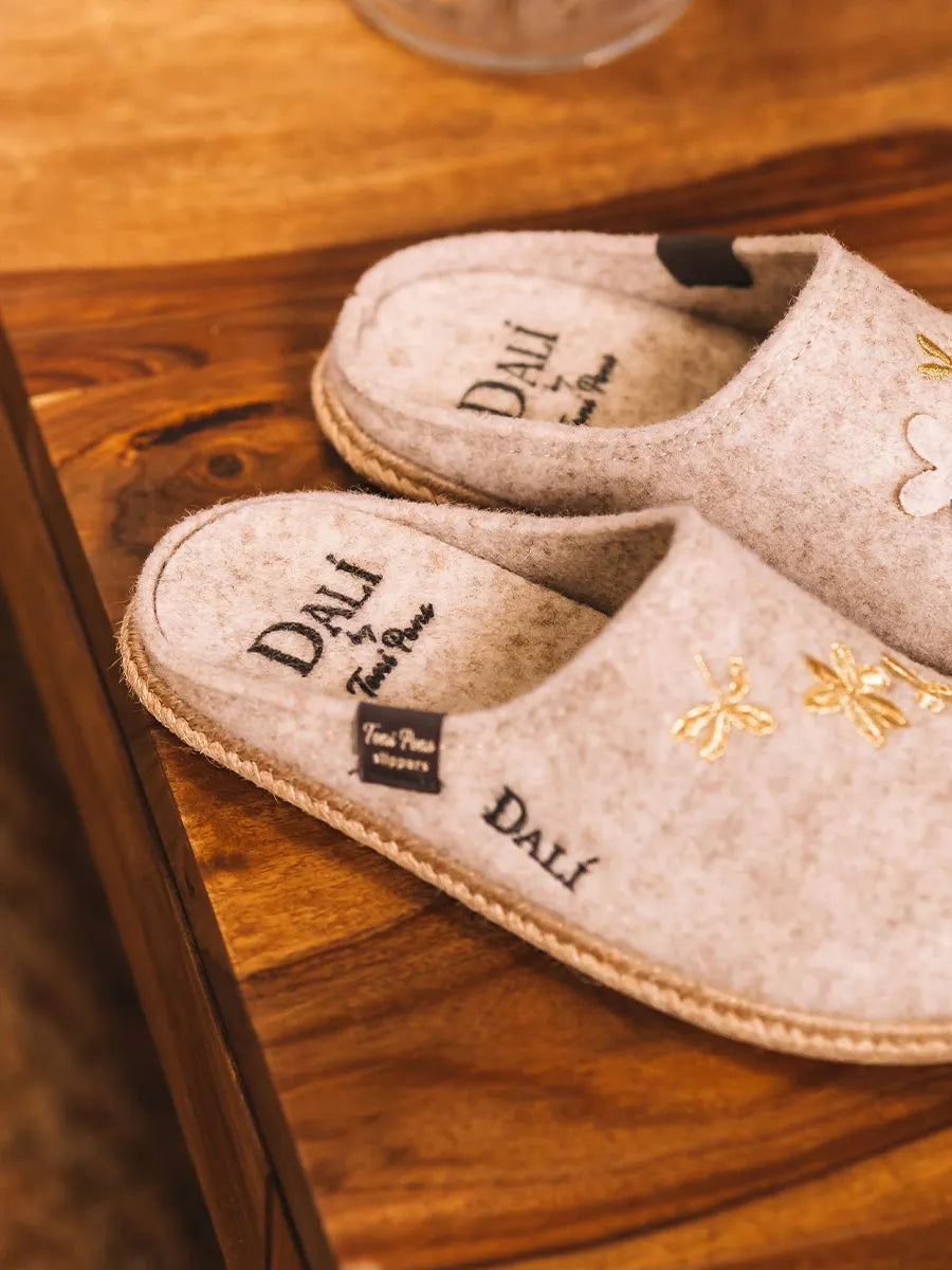 Women's slippers inspired by Salvador Dalí's work in ecru 