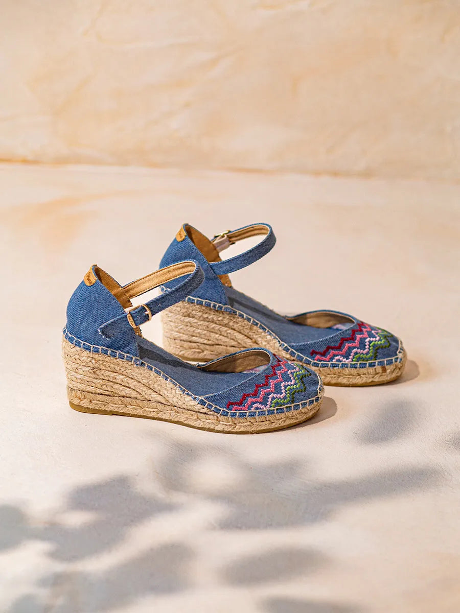 Espadrillas vegane con zeppa con ricami a punto croce 