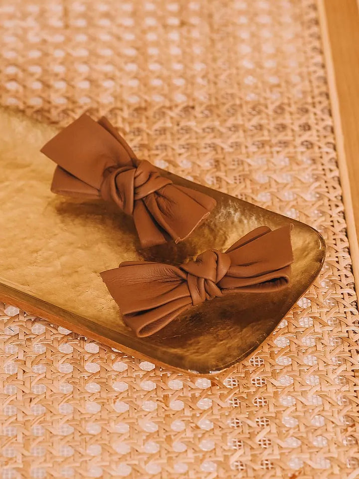 Complementos - Broche de piel en forma de lazo - LACET-P  - Toni Pons  