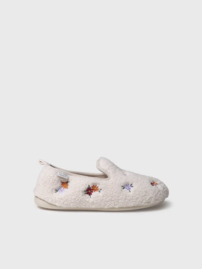 Chausson style babouche avec motifs brodés pour femme en blanc 