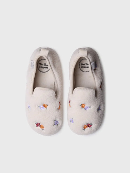 Chausson style babouche avec motifs brodés pour femme en blanc 