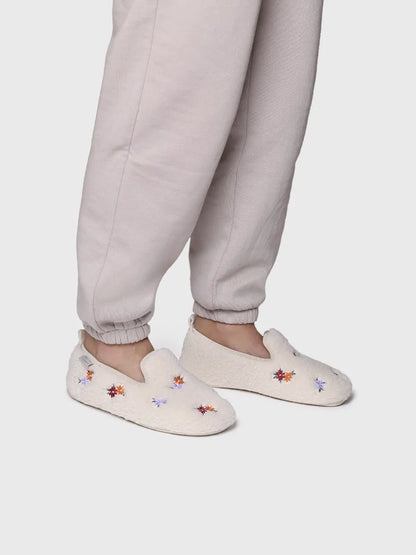 Chausson style babouche avec motifs brodés pour femme en blanc 