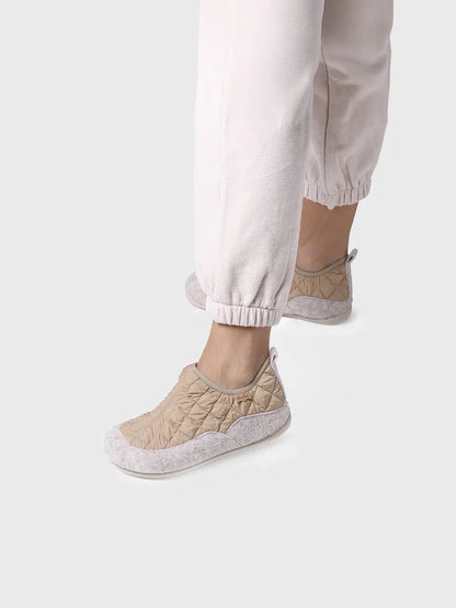 Chaussons pour femme en feutre et tissu matelassé en beige 