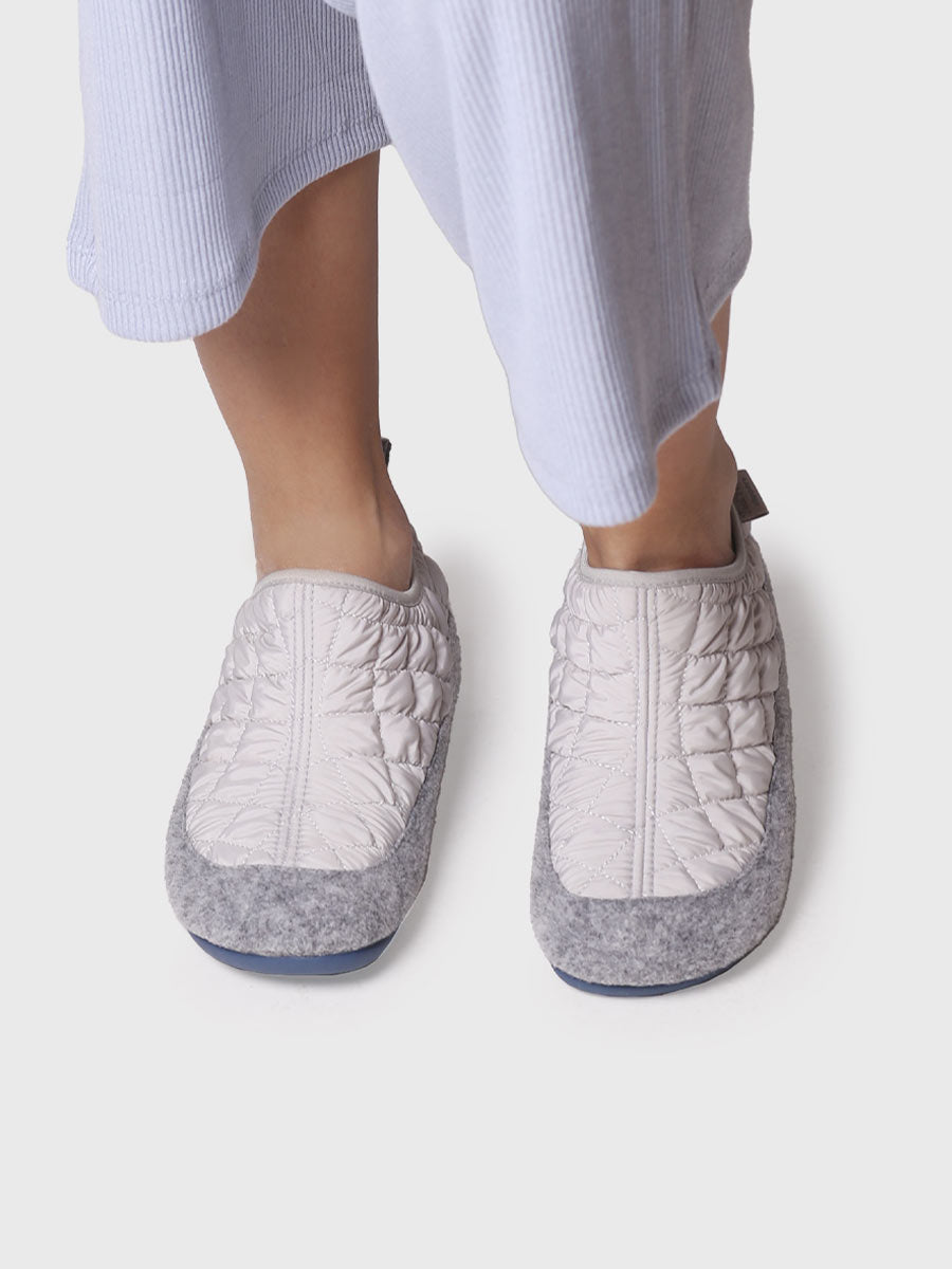 Chaussons pour femme en feutre et tissu matelassé en beige 