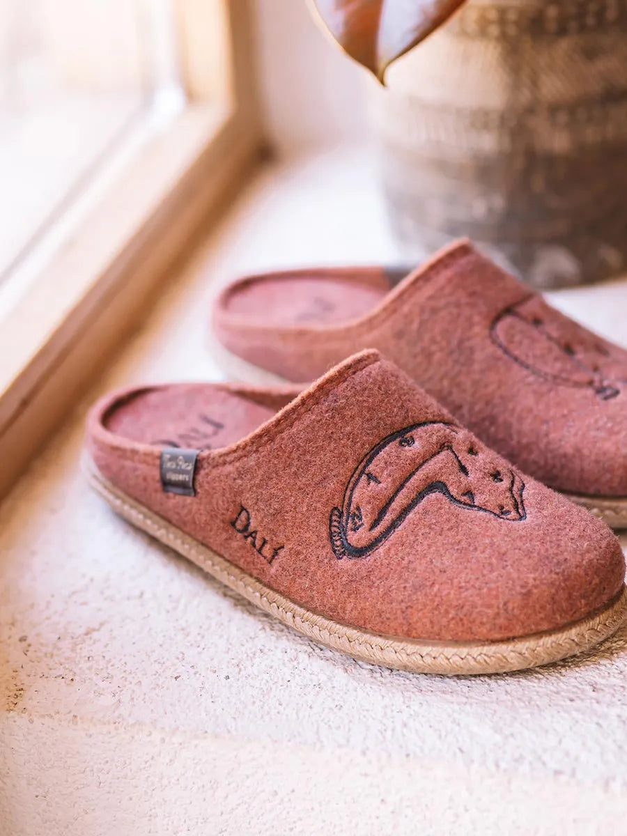 Women's slippers inspired by Salvador Dalí's work 