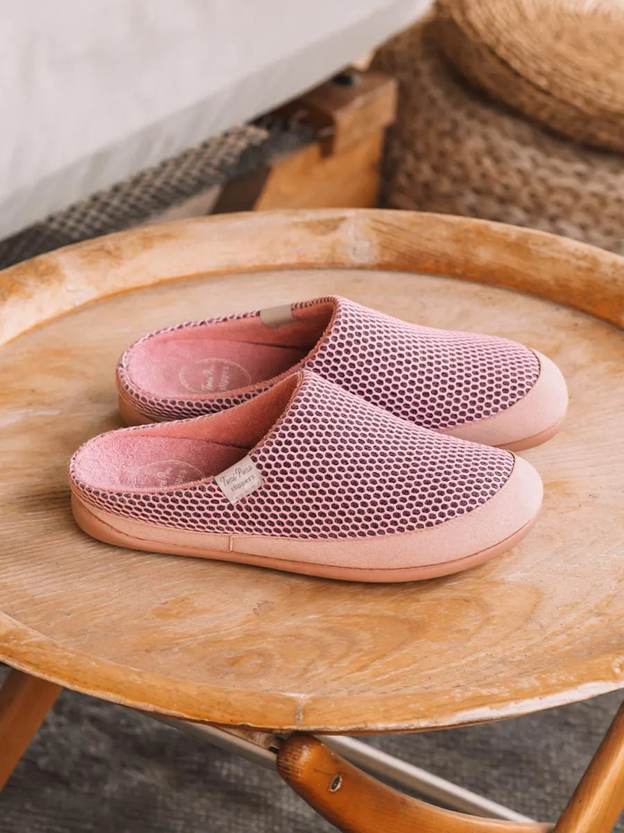 Women's clog-type house slipper in mesh-like fabric