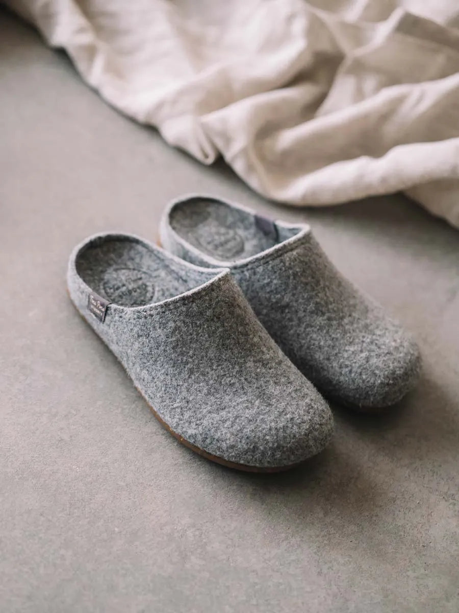 Women's clog-style shoe made from recycled felt in raw 